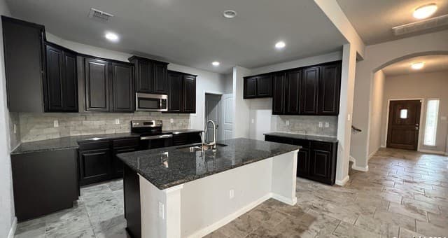 5-bedroom rental at 4576 Scots Elm in Schertz, TX — photo 3