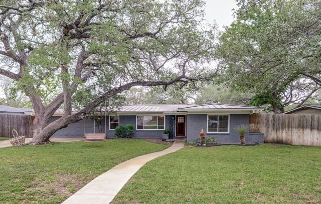 3-bedroom rental at 523 Woodcrest Dr in San Antonio, TX — photo 1