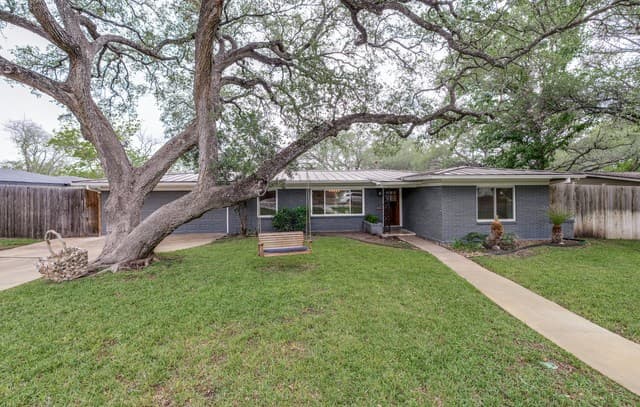 3-bedroom rental at 523 Woodcrest Dr in San Antonio, TX — photo 2