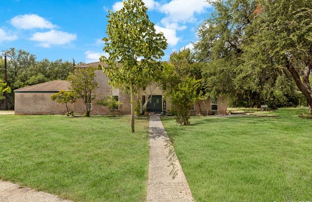 4-bedroom rental at 13711 Hunters Moss in San Antonio, TX — photo 5