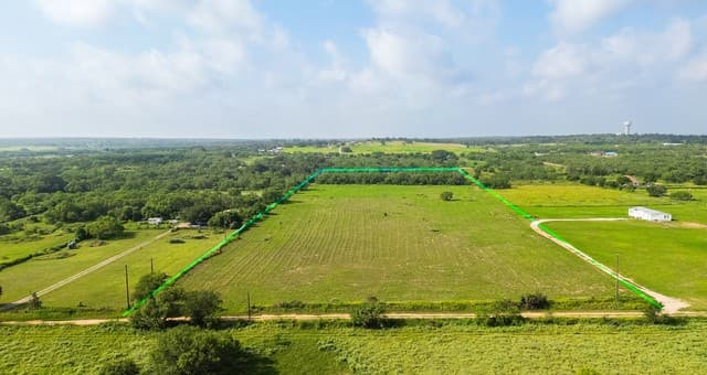 rental at 483 Alcorta Lane in Somerset, TX — photo 2