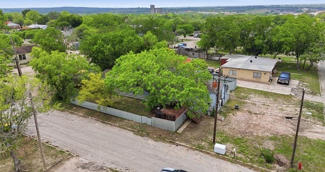 3-bedroom rental at 1308 Ruhmann in Kenedy, TX — photo 4