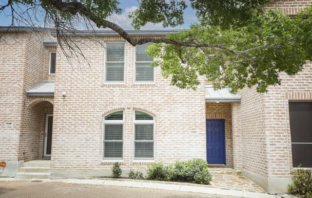 4-bedroom rental at 130 Oakwell Farms Parkway in San Antonio, TX — photo 2