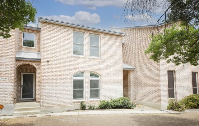 4-bedroom rental at 130 Oakwell Farms Parkway in San Antonio, TX — photo 4