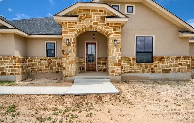 4-bedroom rental at 116 Hondo Ridge Dr in La Vernia, TX — photo 2