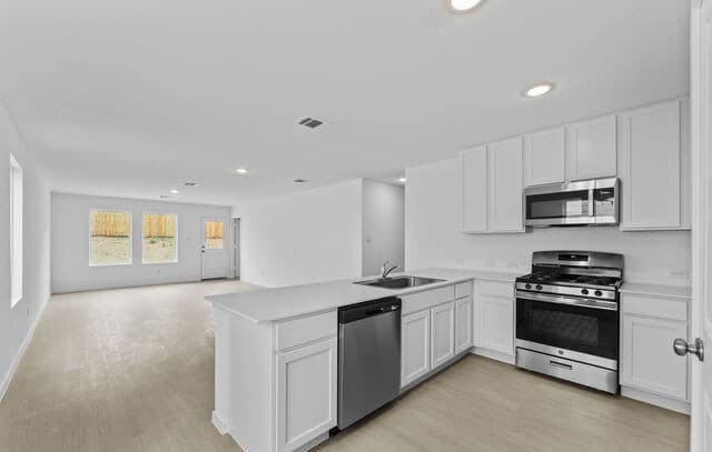 4-bedroom rental at 14915 Warwick Shire in San Antonio, TX — photo 4