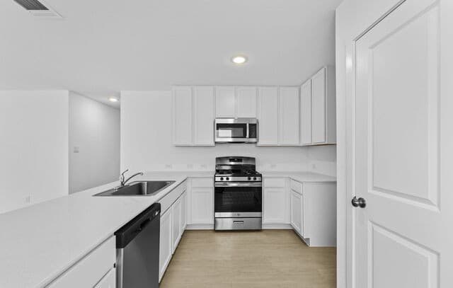 4-bedroom rental at 14915 Warwick Shire in San Antonio, TX — photo 5