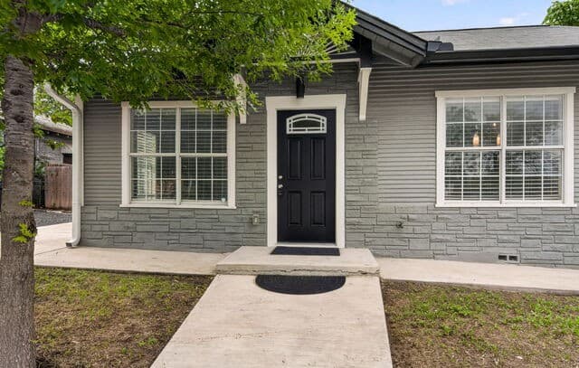 3-bedroom rental at 210 Dumoulin in San Antonio, TX — photo 1