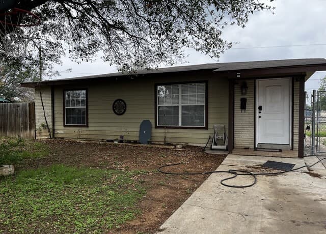 2-bedroom rental at 1815 Bronte St in San Antonio, TX — photo 1
