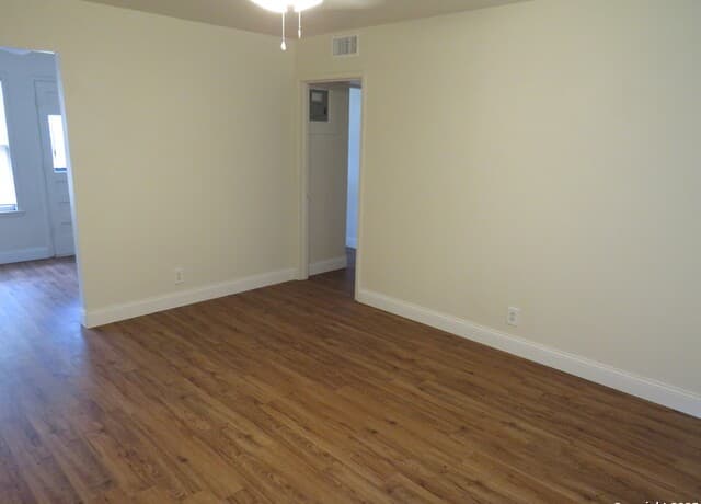 3-bedroom rental at 419 Anton Dr in San Antonio, TX — photo 2