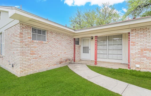 3-bedroom rental at 4714 Allegheny Dr. in San Antonio, TX — photo 3