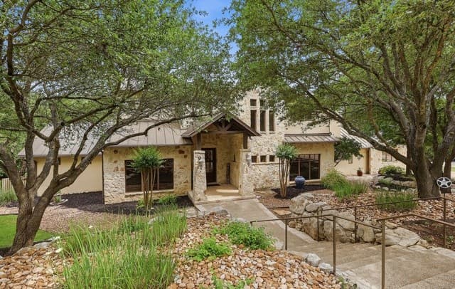 5-bedroom rental at 82 Champion Clf in San Antonio, TX — photo 2