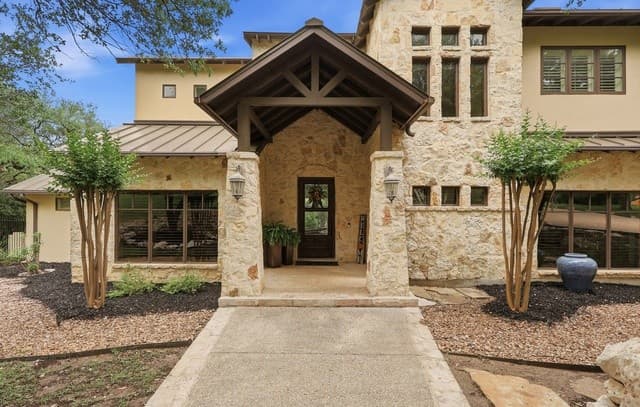 5-bedroom rental at 82 Champion Clf in San Antonio, TX — photo 3