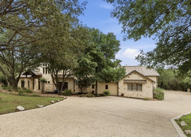 5-bedroom rental at 82 Champion Clf in San Antonio, TX — photo 4
