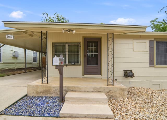 2-bedroom rental at 2323 Hiawatha in San Antonio, TX — photo 2
