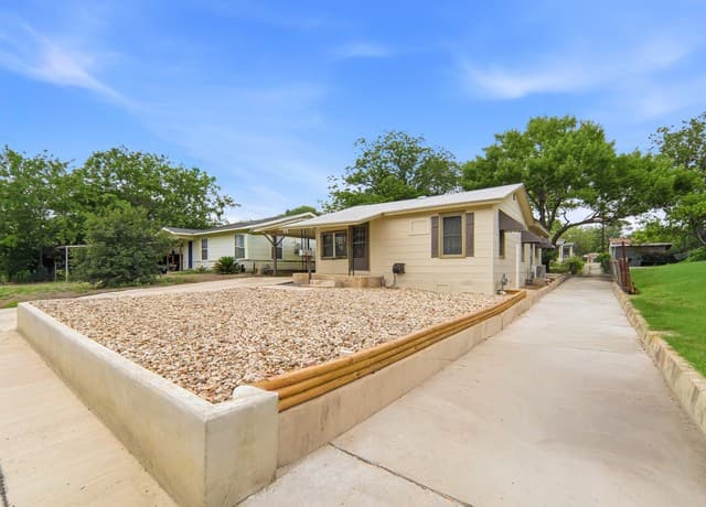 2-bedroom rental at 2323 Hiawatha in San Antonio, TX — photo 3
