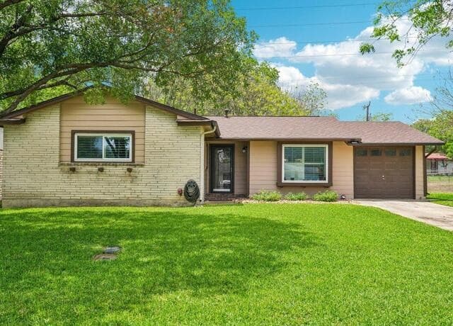 3-bedroom rental at 915 Horseshoe Trl in Universal City, TX — photo 1