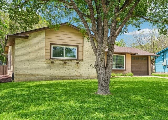 3-bedroom rental at 915 Horseshoe Trl in Universal City, TX — photo 2