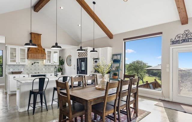 3-bedroom rental at 622 County Road 2753 in Mico, TX — photo 2