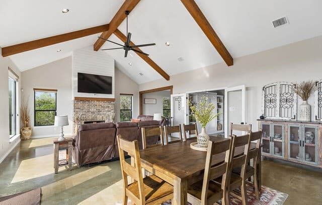 3-bedroom rental at 622 County Road 2753 in Mico, TX — photo 3