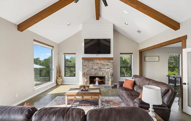 3-bedroom rental at 622 County Road 2753 in Mico, TX — photo 5