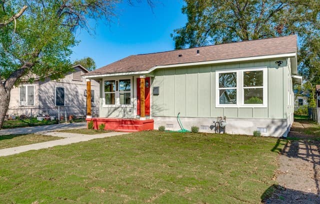 3-bedroom rental at 227 Burke Ave in San Antonio, TX — photo 2