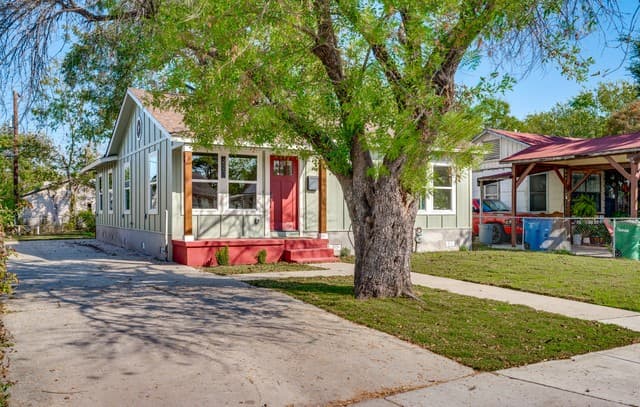 3-bedroom rental at 227 Burke Ave in San Antonio, TX — photo 3