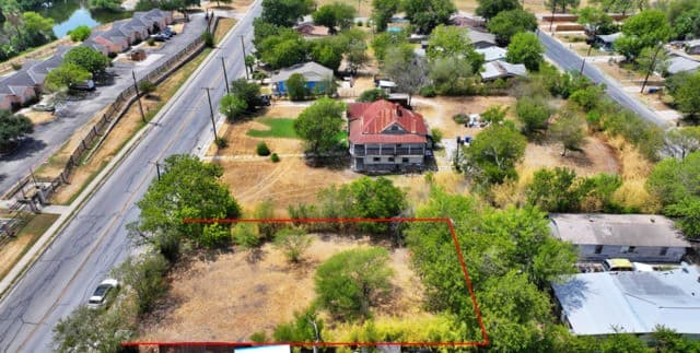rental at 4515 W Martin St in San Antonio, TX — photo 1