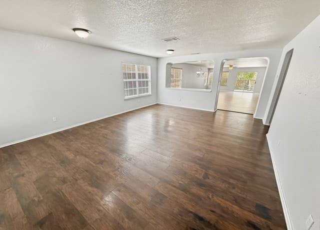 5-bedroom rental at 535 Gable Point in San Antonio, TX — photo 1
