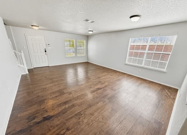 5-bedroom rental at 535 Gable Point in San Antonio, TX — photo 5