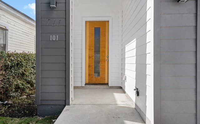 3-bedroom rental at 711 S Olive St Unit UNIT 101 in San Antonio, TX — photo 3