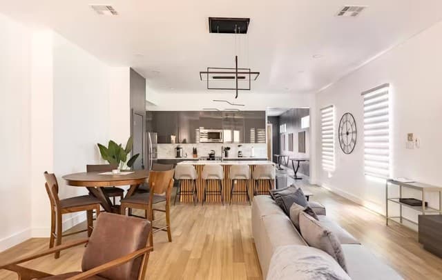 3-bedroom rental at 711 S Olive St Unit UNIT 101 in San Antonio, TX — photo 5