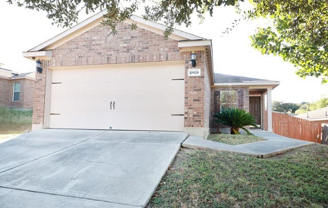 3-bedroom rental at 10926 Acorn Cyn in San Antonio, TX — photo 1