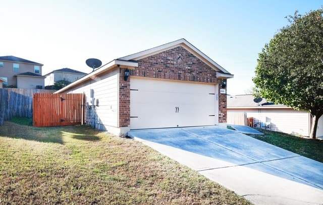 3-bedroom rental at 10926 Acorn Cyn in San Antonio, TX — photo 2