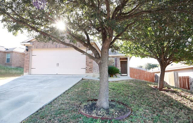 3-bedroom rental at 10926 Acorn Cyn in San Antonio, TX — photo 3