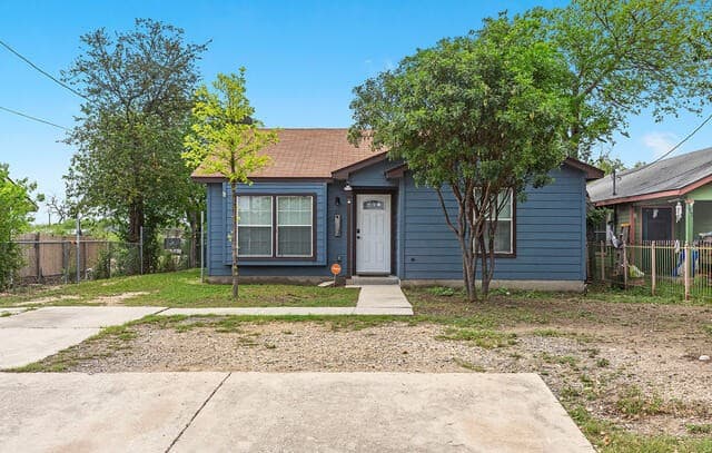 3-bedroom rental at 528 W Gerald in San Antonio, TX — photo 3