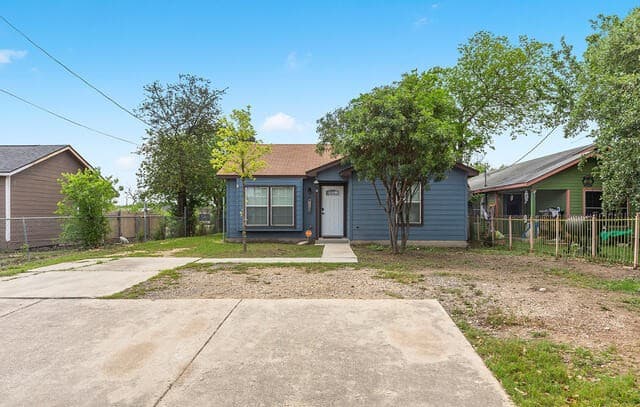 3-bedroom rental at 528 W Gerald in San Antonio, TX — photo 4