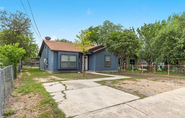 3-bedroom rental at 528 W Gerald in San Antonio, TX — photo 5