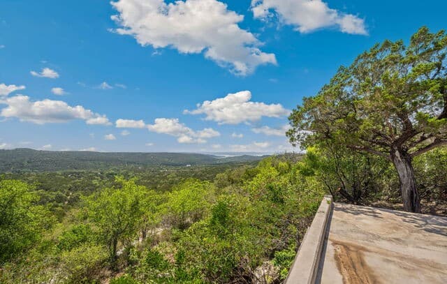 rental at 519 County Road 270 in Mico, TX — photo 1