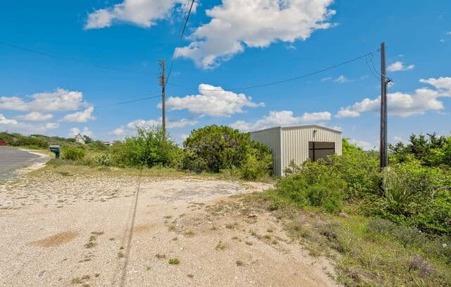 rental at 519 County Road 270 in Mico, TX — photo 4