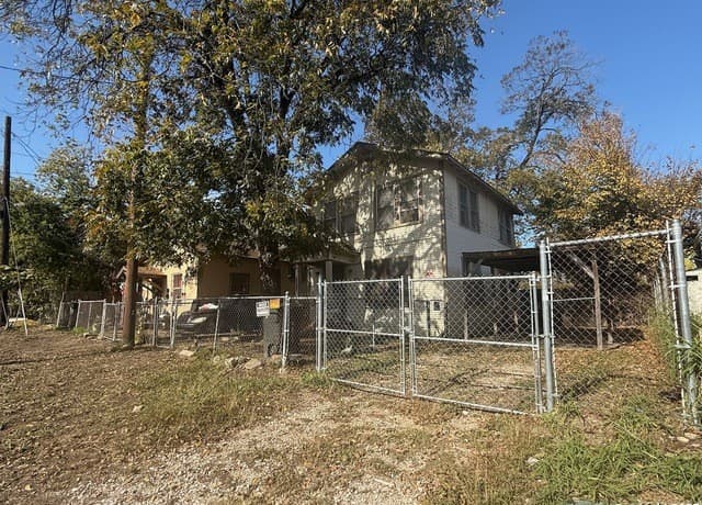 rental at 1221 Center in San Antonio, TX — photo 1