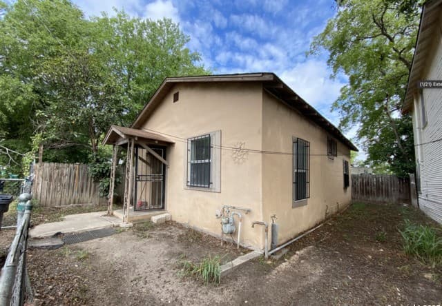 rental at 1221 Center in San Antonio, TX — photo 2