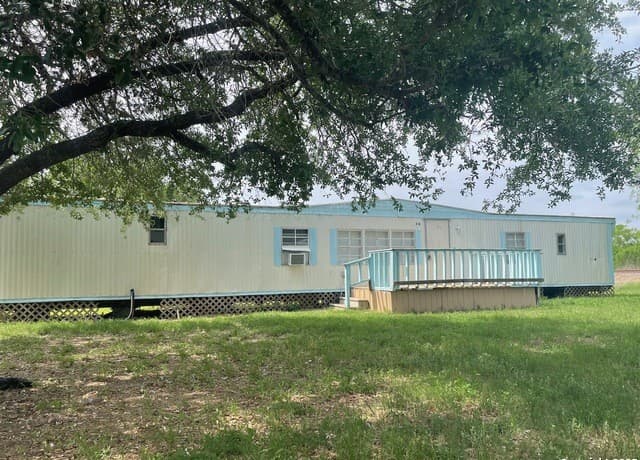 rental at 80 San Antonio St in Campbellton, TX — photo 2