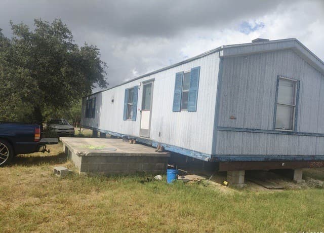 rental at 80 San Antonio St in Campbellton, TX — photo 3