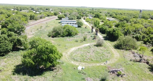rental at 80 San Antonio St in Campbellton, TX — photo 5