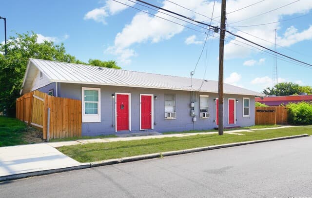 rental at 1007 El Paso St in San Antonio, TX — photo 1