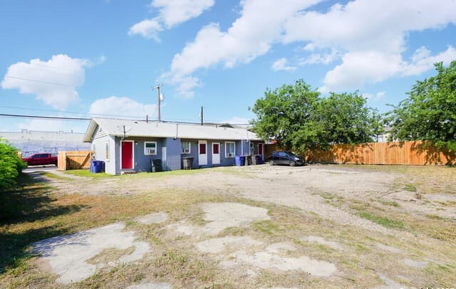 rental at 1007 El Paso St in San Antonio, TX — photo 3