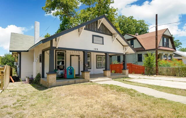 rental at 125 Glenwood Ct in San Antonio, TX — photo 1