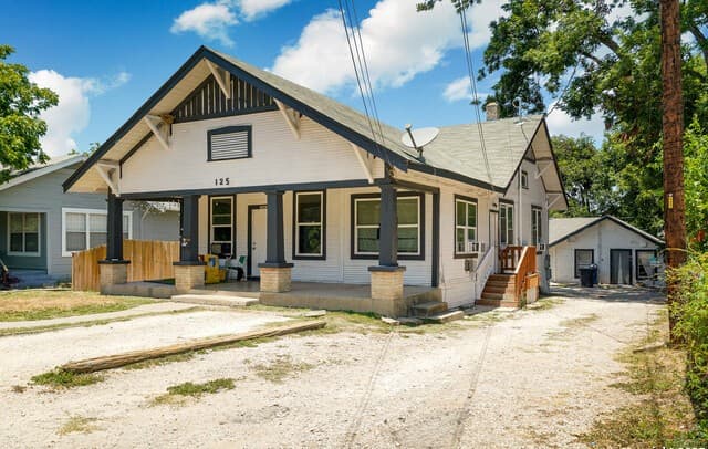 rental at 125 Glenwood Ct in San Antonio, TX — photo 2