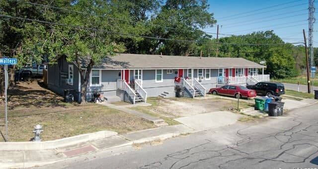 rental at 1529 N Walters in San Antonio, TX — photo 1